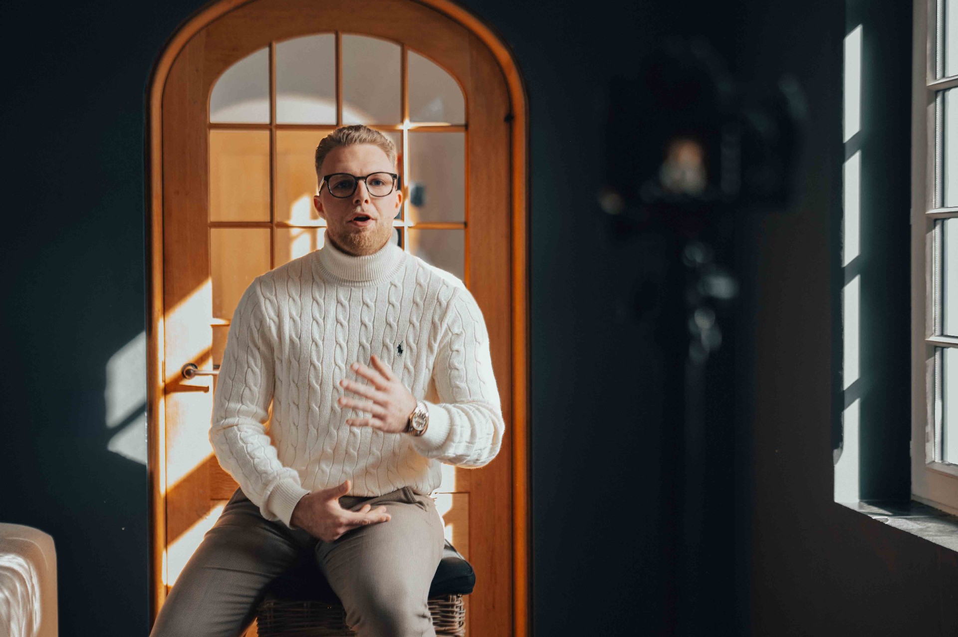 Kjell Fruytier tijdens een video-opname in zijn studio