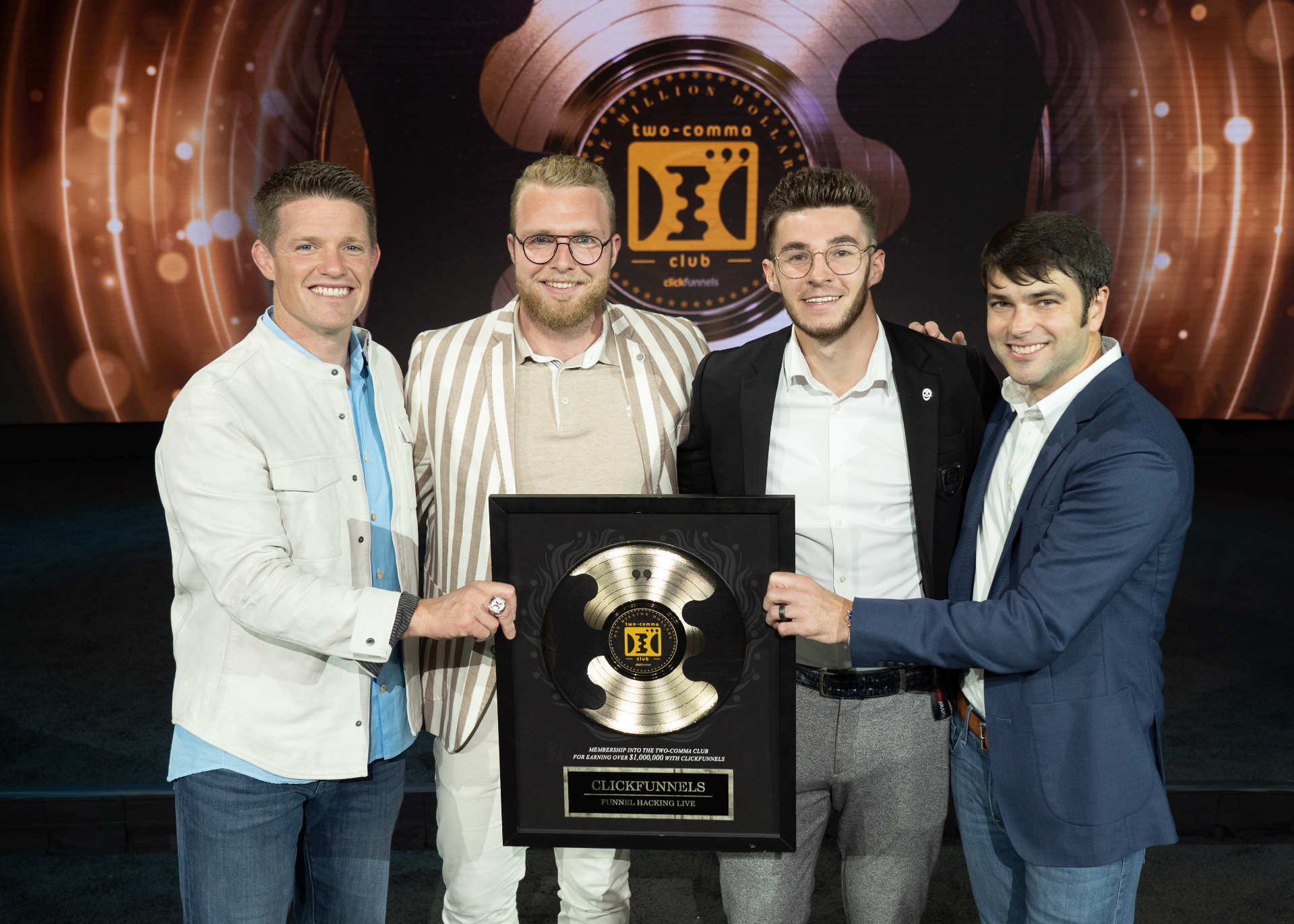Kjell Fruytier ontvangt de Two Comma Club Award van ClickFunnels